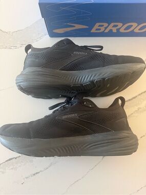 Brooks women’s glycerin 22 Black Athletic Sneakers 10.5